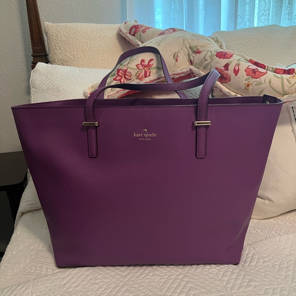 KATE SPADE 
Cedar Street Small Harmony Tote